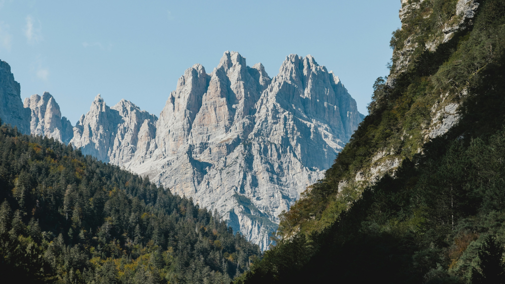 „Ich habe aufgehört, gegen das Unvorhergesehene anzukämpfen" – Maurizio Fruzzetti über Perfektion, Marmor und den Moment, der alles veränderte 1 Apuanischen Alpen mit Blick auf die legendären Marmorsteinbrüche