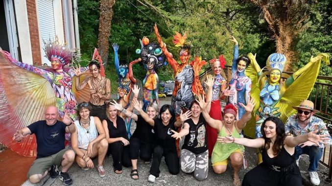 Gruppenbild mit Teilnehmer und Models der 6. Bodypainting Reunion in der Toskana