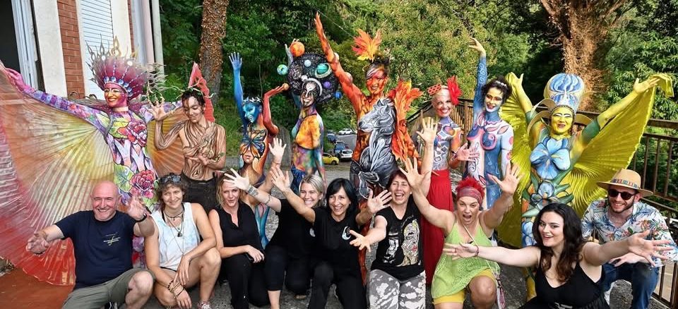 Gruppenbild mit Teilnehmer und Models der 6. Bodypainting Reunion in der Toskana
