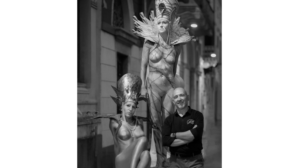 „Ich habe aufgehört, gegen das Unvorhergesehene anzukämpfen" – Maurizio Fruzzetti über Perfektion, Marmor und den Moment, der alles veränderte 4 Bodypainting-Model in Marmor-Optik mit Bodypainting-Künstler Maurizio Fruzzetti