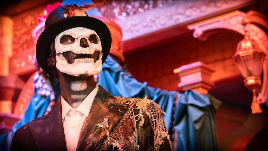 Filmstadt Spooky Tour: Why Senjo Color Isn't for the Faint of Heart Right Now 1 Scare actor with skeleton makeup on the Spooky Tour