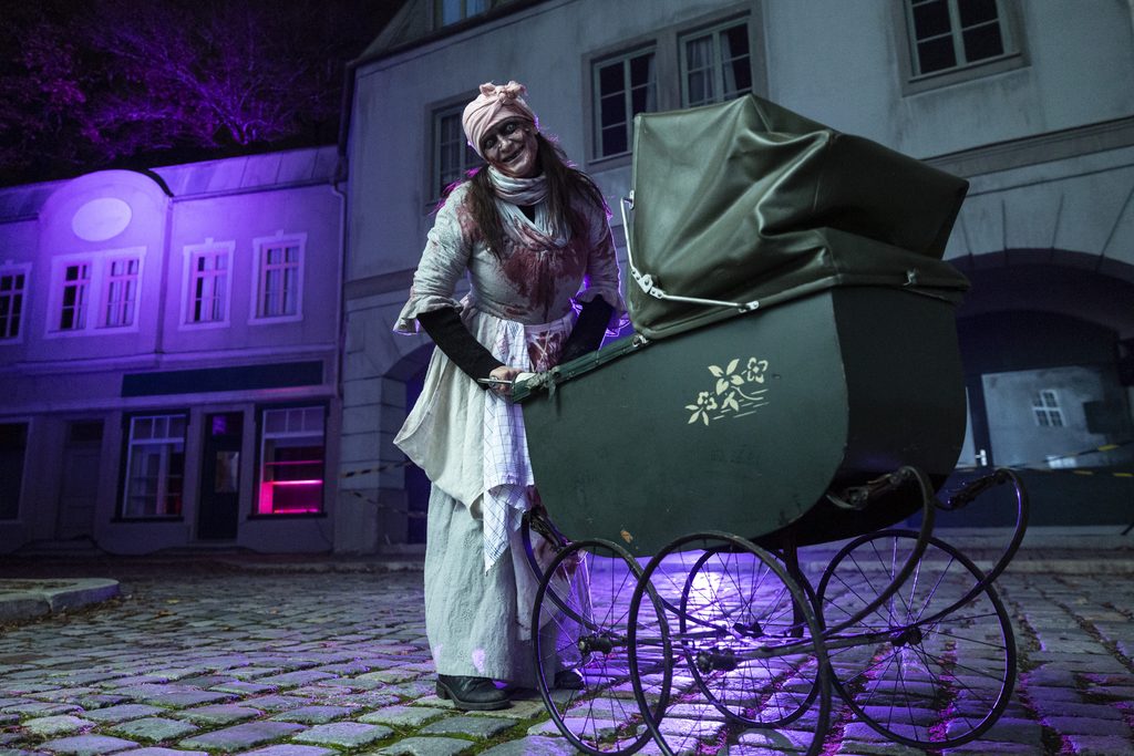 Filmstadt Spooky Tour: Why Senjo Color Isn't for the Faint of Heart Right Now 2 Scare actor with zombie makeup and a stroller at the Spooky Tour